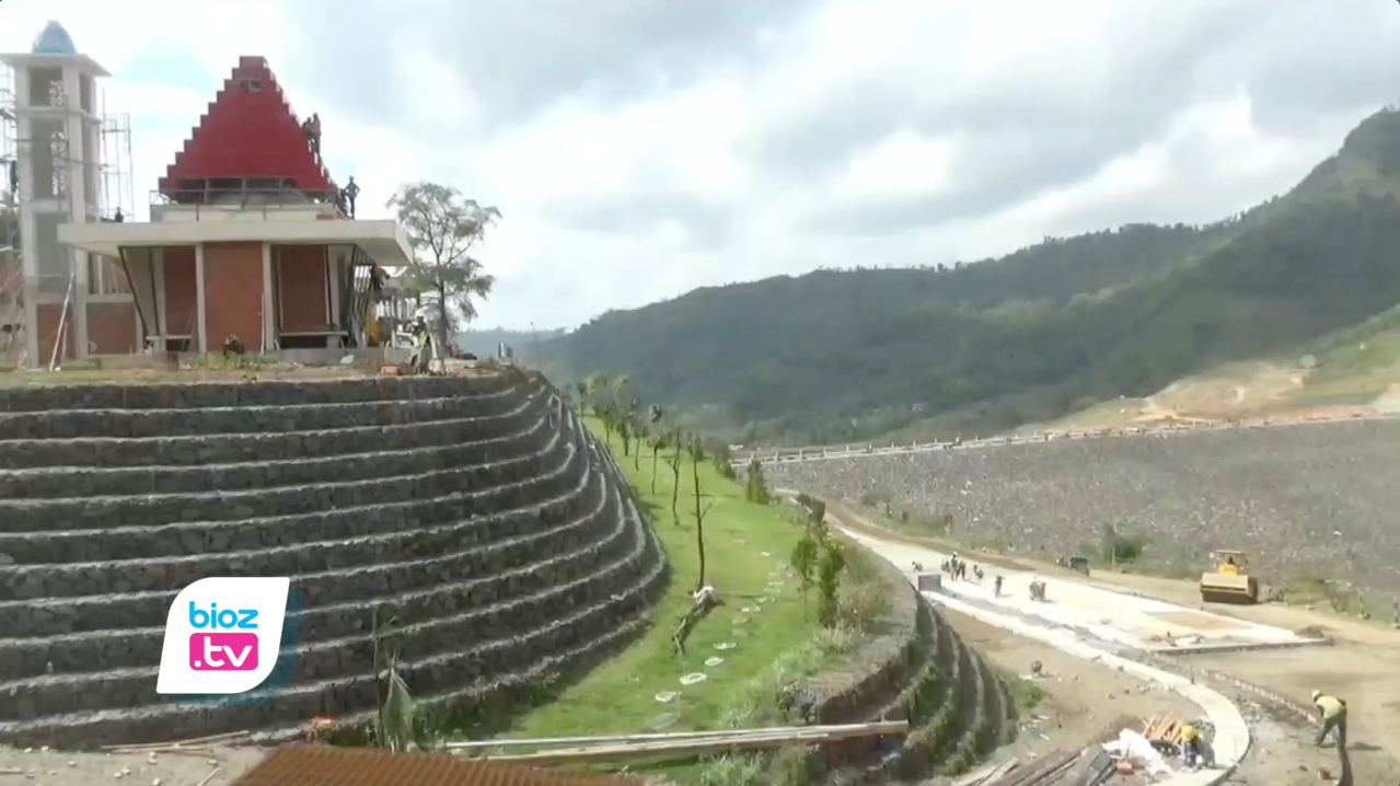 Proses pembangunan bendungan Tugu di Kabupaten Trenggalek sudah mencapai 93%. Saat ini bangunan utama bendungan sudah selesai, sedangkan yang masih dikerjakan adalah pembangunan landscaping, finishing, dan spilway. Rencananya pada tahun 2021 ini bendungan tersebut juga akan mulai digenangi.