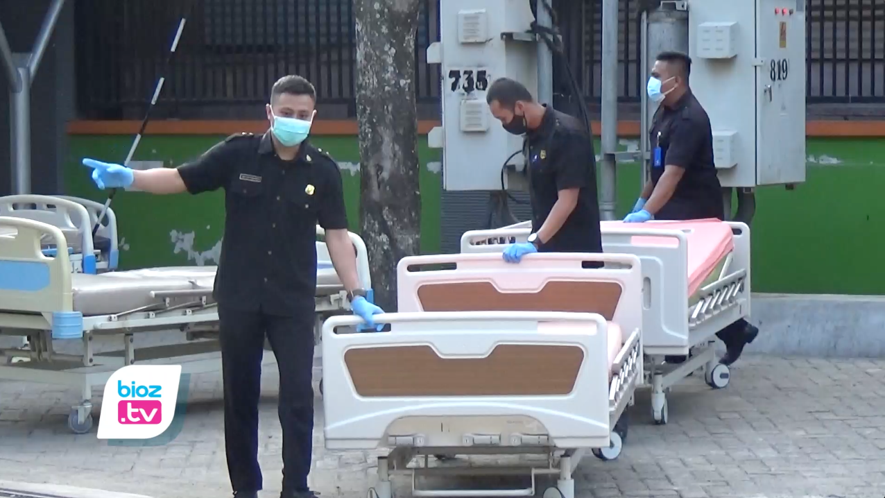 Kondisi ruang perawatan pasien penuh, BPBD mulai dirikan tenda besar di area parkir RSUD Dr.Soedomo Trenggalek. Pemasangan tenda itu untuk menggantikan ruang tunggu, setelah tempat itu dijadikan lokasi perawatan bagi pasien Instalasi Gawat Darurat (IGD) yang tidak kebagihan ruang perawatan akibat over load.