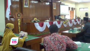 Selama pelaksanaan PPKM darurat, DPRD Trenggalek batalkan semua agenda kunjungan kerja (Kunker) luar kota. Selain itu, seluruh kegiatan rapat kerja juga dilakukan secara online melalui zoom meeting. Pembatasan ini akan dilakukan hingga berakhirnya PPKM darurat, atau hingga kasus COvid-19 di Trenggalek melandai.