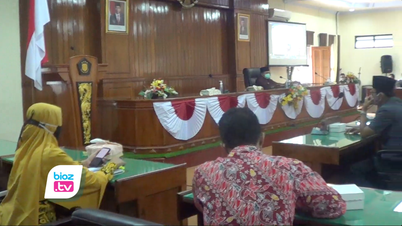 Selama pelaksanaan PPKM darurat, DPRD Trenggalek batalkan semua agenda kunjungan kerja (Kunker) luar kota. Selain itu, seluruh kegiatan rapat kerja juga dilakukan secara online melalui zoom meeting. Pembatasan ini akan dilakukan hingga berakhirnya PPKM darurat, atau hingga kasus COvid-19 di Trenggalek melandai.