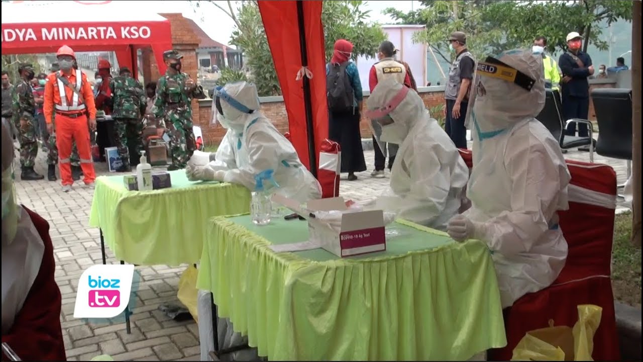 Vaksinasi masal di Area Anjungan Cerdas Bendungan Tugu Kabupaten Trenggalek, Petugas temukan 3 orang positif. Hal ini diketahui petugas saat melakukan screening tes usap sebelum menjalani suntik vaksin AstraZeneka. Dari 3 orang tersebut 2 diantaranya pekerja bendungan tugu dan satu lainnya warga sekitar.