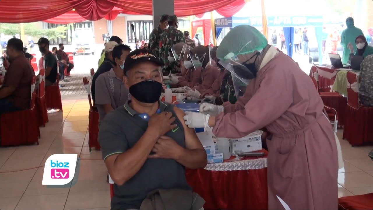 Proses vaksinasi masal di Kabupaten Trenggalek masih jauh dari jumlah target sasaran. Pasalnya, Pemkab Trenggalek menargetkan sekitar 490.000 sasaran, sementara itu jumlah warga yang sudah menjalani vaksinasi baru skitar 59.000 orang. Sementara itu jumlah vaksin yang tersedia juga tinggal sekitar 4.000 dosis.