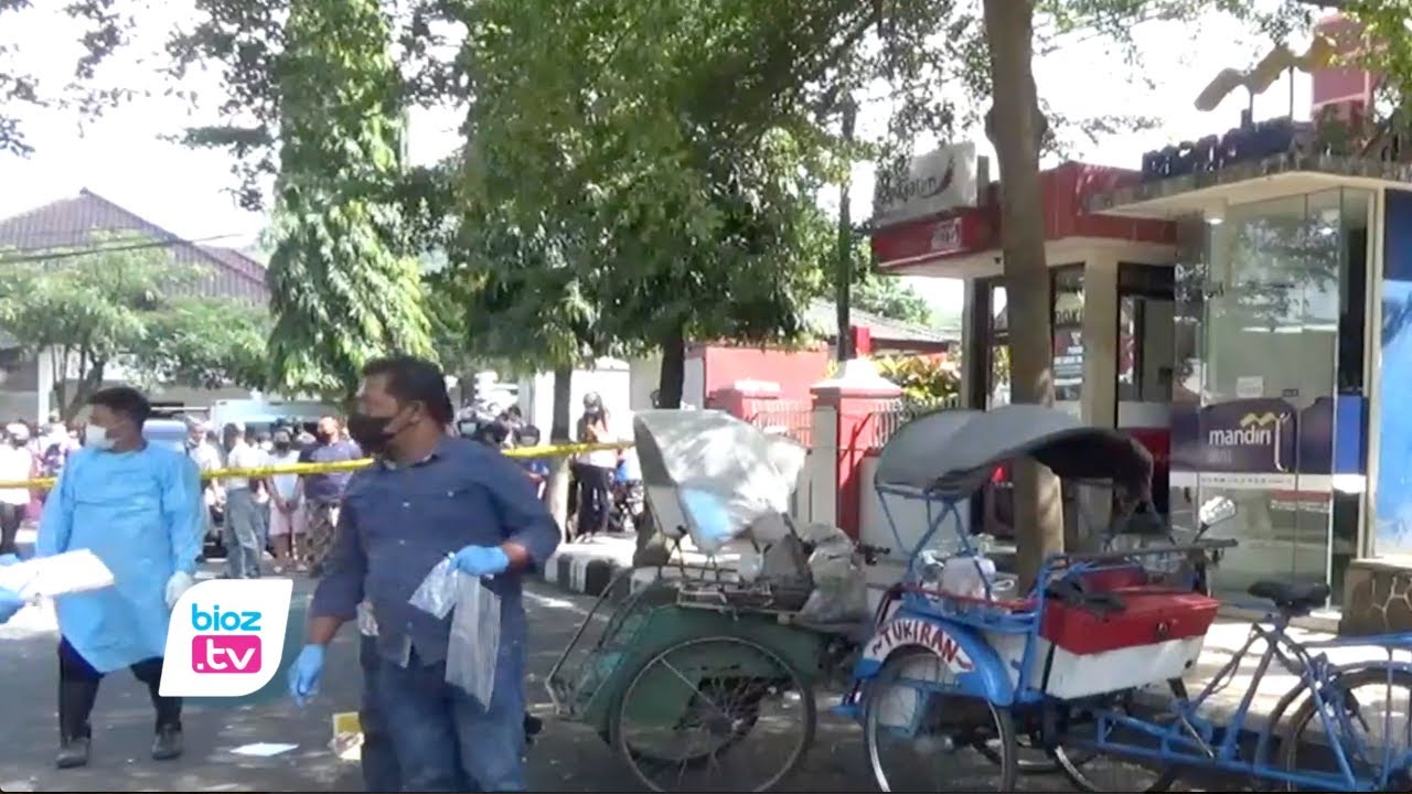 Diduga cek cok masalah uang, tukang becak yang biasa mangkal di kawasan alun alun Kabupaten Trenggalek tega bacok rekannya hingga bersimbah darah. Akibat kejadian ini, nyawa korban korban tidak bisa tertolong, sementara itu pelaku langsung diamankan di Mapolres Trenggalek guna proses hukum lebih lanjut.