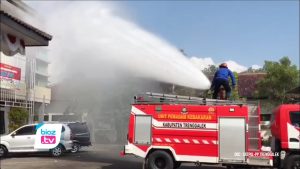 Banyak aparatur sipil negara (ASN) dilingkup organisasi pemerintah daerah (OPD) Kabupaten Trenggalek terpapar Covid-19, sejumlah perkantoran menjadi sasaran semprotan Damkar. Beberapa perkantoran itu antara lain Kantor Inspektorat, Bappeda, Kominfo, hingga Kantor Dinas Pendidikan Pemuda dan Olahraga (Dindikpora).