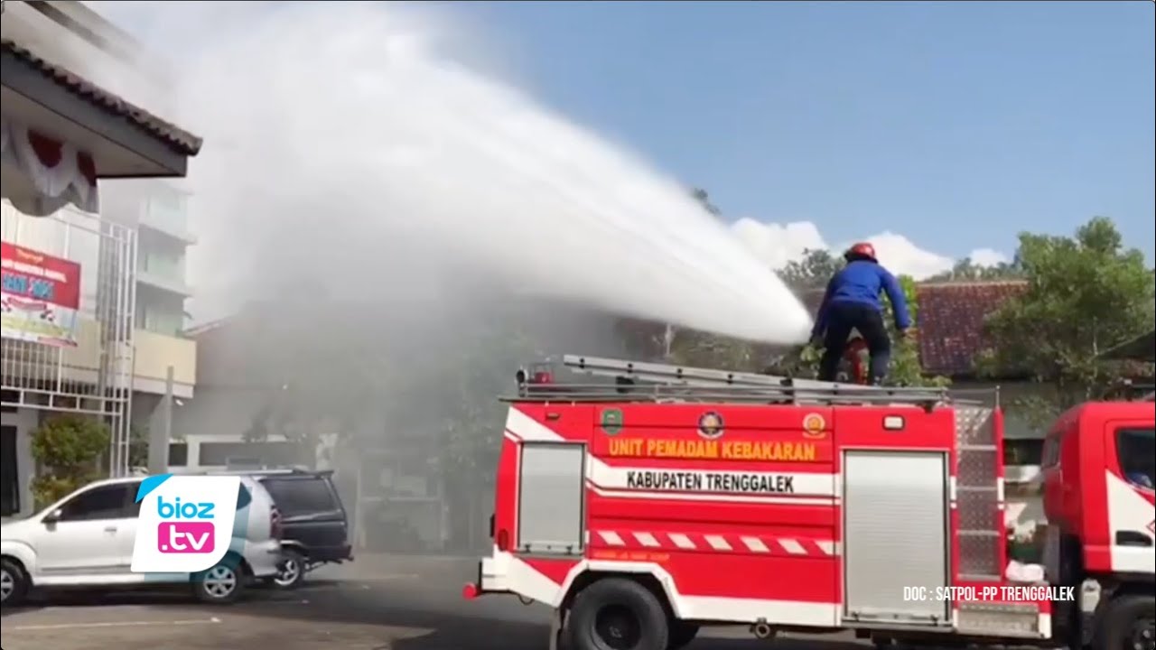 Banyak aparatur sipil negara (ASN) dilingkup organisasi pemerintah daerah (OPD) Kabupaten Trenggalek terpapar Covid-19, sejumlah perkantoran menjadi sasaran semprotan Damkar. Beberapa perkantoran itu antara lain Kantor Inspektorat, Bappeda, Kominfo, hingga Kantor Dinas Pendidikan Pemuda dan Olahraga (Dindikpora).