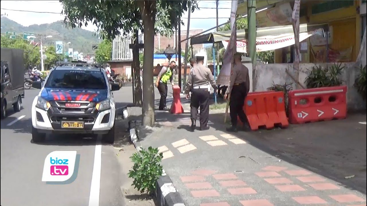 Tekan mobilitas selama penerapan pemberlakukan pembatasan kegiatan masyarakat (PPKM) darurat, belasan titik menuju pusat kota Trenggalek diberlakukan penyekatan. Dari 11 titik penyekatan itu, 3 titik lainnya akan ditutup total. Penyekatan ini mulai diberlakukan sejak 16 Juli hingga berakhirnya PPKM darurat.