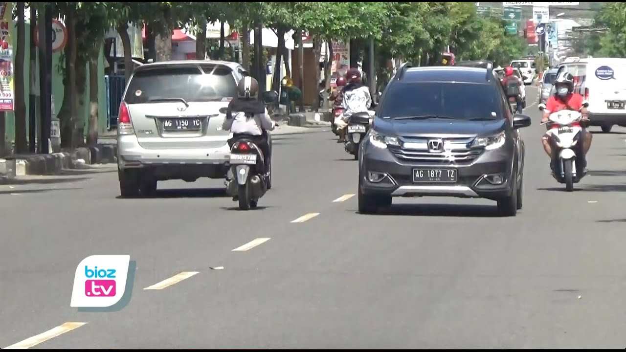Pembatasan aktivitas selama penerapan pemberlakukan pembatasan kegiatan masyarakat (PPKM) darurat di Kabupaten Trenggalek, Kendaraan yang boleh melintas ditandai dengan stiker warna merah dan kuning. Kendaraan itu adalah yang berhubungan langsung dengan kegiatan sektor esensial maupun kritikal.
