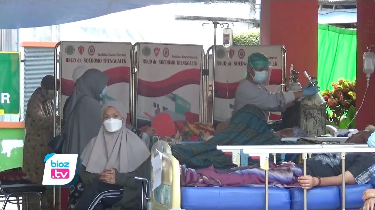 Kapasitas ruang perawatan penuh, belasan pasien RSUD Dr,Soedomo Trenggalek akhirnya harus menjalani perawatan di ruang tunggu Instalasi Gawat Darurat (IGD). Dari belasan pasien yang menjalani perawatan di ruang tunggu ini beberapa diantaranya datang dengan kondisi saturasi oksigen sekitar 40 hingga 50.