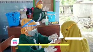 Pemkab Trenggalek pastikan seluruh warga akan mendapatkan jatah vaksinnasi Covid-19, namun harus menunggu sesuai gilirannya. Meski demikian, pihak dinas kesehatan juga memberi kesempatan bagi warga yang ingin mendapatkan vaksinasi lebih cepat. bagaimana caranya, simak penjelasannya berikut ini.