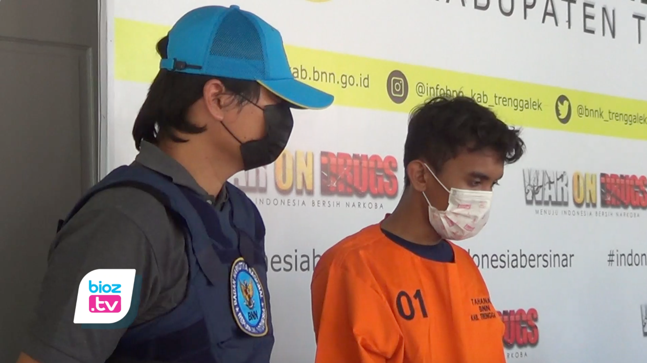 Nekat edarkan Narkoba jenis sabu sabu di Trenggalek saat pemberlakuan pembatasan kegiatan masyarakat (PPKM) Level 4, pemuda asal Kecamatan Bandung, Kabupaten Tulungagung, Jawa Timur, akhirnya diringkus BNNK Trenggalek. Akibat perbuatannya ini pelaku terancam hukuman minimal 5 tahun kurungan Penjara.
