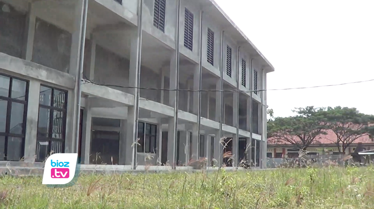 Tak kunjung dibuka untuk umum, bangunan gelanggang olahraga (GOR) di Kabupaten Trenggalek akan terus digelontor anggaran hingga miliaran rupiah. Rencananya anggaran itu mulai dikucurkan pada perubahan anggaran Tahun 2021 ini. Selain itu, pada Tahun 2022 juga akan dianggarkan lebih dari 1 Miliar Rupiah.