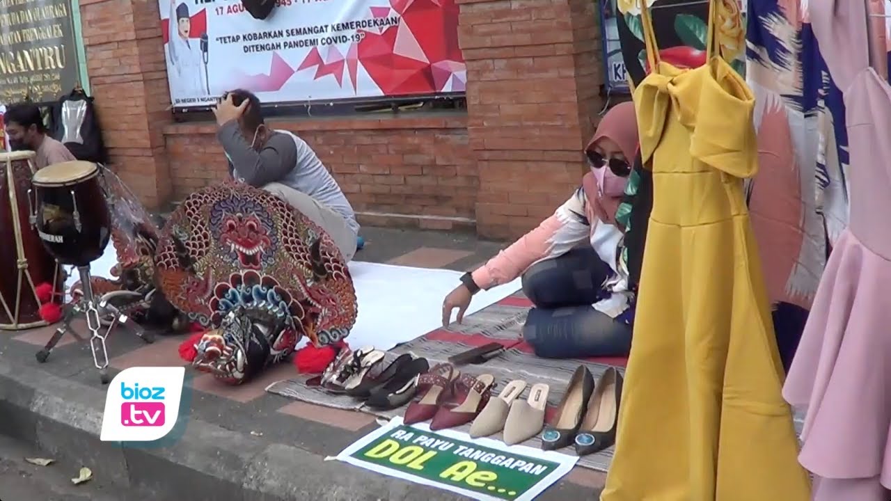 Sepi job selama pandemi Covid-19, sejumlah pekerja seni di Kabupaten Trenggalek obral berbagai peralatan sesuai profesi masing masing. Beberapa peralatan yang dijual ini meliputi, kamera, kendang, barong, sepatu, pakaian, acsesoris, dan berbagai peralatan lain yang biasa digunakan untuk manggung.