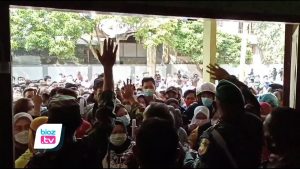 Diserbu ribuan warga, Kegiatan vaksinasi di Gedung Serbaguna Kabupaten Trenggalek akhirnya justru timbulkan kerumunan massa. Untuk memecah kerumunan, petugas akhirnya mengalihkan pemberian vaksin di dua tempat, yaitu sebagian di Gedung Serbaguna dan yang lainnya di gelanggang olahraga (GOR) Trenggalek.