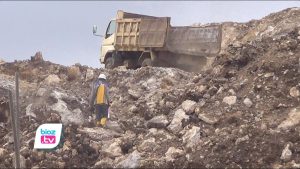 Proses tukar guling lahan Perhutani untuk relokasi tempat tinggal bagi sejumlah warga yang terdampak pembangunan Bendungan Bagong Trenggalek mesih menunggu kepastian. Pasalnya, meski berkas pengajuan sudah disampaikan ke kementerian, namun belum hingga saat ini izin tukar guling belum juga keluar.