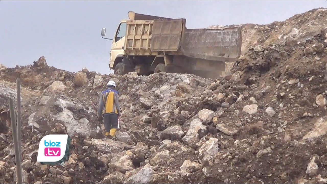 Proses tukar guling lahan Perhutani untuk relokasi tempat tinggal bagi sejumlah warga yang terdampak pembangunan Bendungan Bagong Trenggalek mesih menunggu kepastian. Pasalnya, meski berkas pengajuan sudah disampaikan ke kementerian, namun belum hingga saat ini izin tukar guling belum juga keluar.