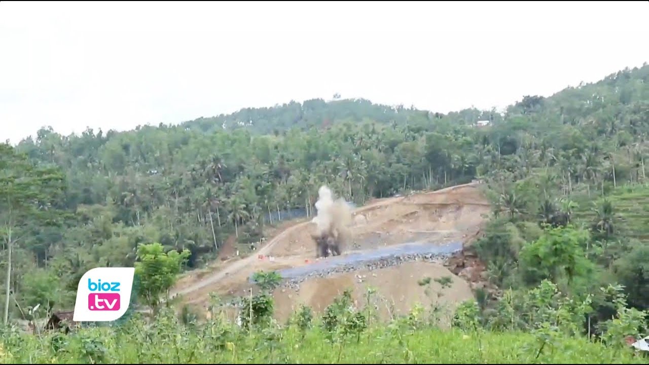 Sempat tertunda akibat dihentikan warga karena rusak sejumlah rumah dan tempat ibadah, Proses peledakan atau blasting di kawasan Proyek Nasional Bendungan Bagong Trenggalek akhirnya kembali bisa dilakukan. Peledakan ini juga dipimpin langsung Bupati Trenggalek, dan disaksikan jajaran Forkopimda.