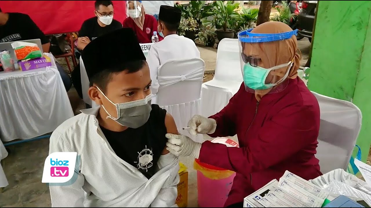 Ribuan santri pondok pesantren dan pelajar di Kabupaten Trenggalek jalani vaksinasi massal dosis pertama, Dalam proses vaksinasi ini, petugas mendatangi langsung sekolah dan pondok pesantren yang menjadi sasaran. Melalui vaksinasi ini, diharapkan bisa meminimalisir risiko paparan covid-19 di kalangan pelajar dan santri.