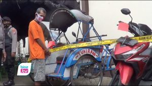 Pelaku pembacokan tukang Becak di Alun Alun Kabupaten Trenggalek akhirnya beberkan kejadian awal sebelum ia bacok rekannya dengan sabit. Tersangka mengaku tersinggung dengan ulah korban yang mengusirnya sambil menabrak nabrakkan becaknya. Selain itu tersangka juga emosi karena merasa diancam.
