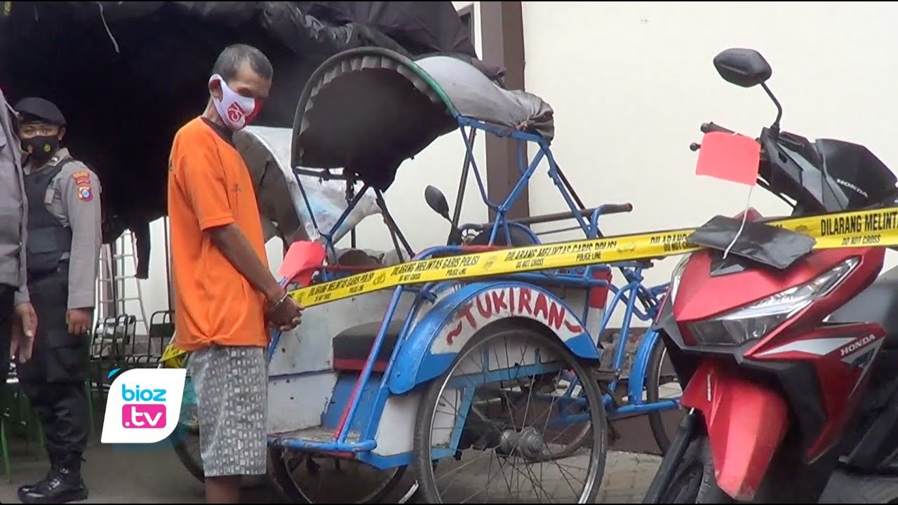 Pelaku pembacokan tukang Becak di Alun Alun Kabupaten Trenggalek akhirnya beberkan kejadian awal sebelum ia bacok rekannya dengan sabit. Tersangka mengaku tersinggung dengan ulah korban yang mengusirnya sambil menabrak nabrakkan becaknya. Selain itu tersangka juga emosi karena merasa diancam.