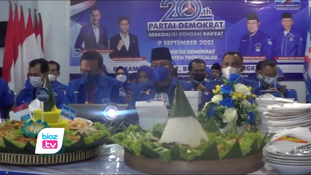 Puncak peringatan HUT Ke-20 Partai Demokrat dan Ulang Tahun mantan Presiden Republik Indonesia Susilo Bambang Yudhoyono (SBY) Ke-72, DPC Partai Demokrat Trenggalek potong tumpeng bareng jajaran pengurus dan kader. Pada peringatan momen bersejarah ini, juga kembali bagi bagikan sembako terhadap masyarakat.