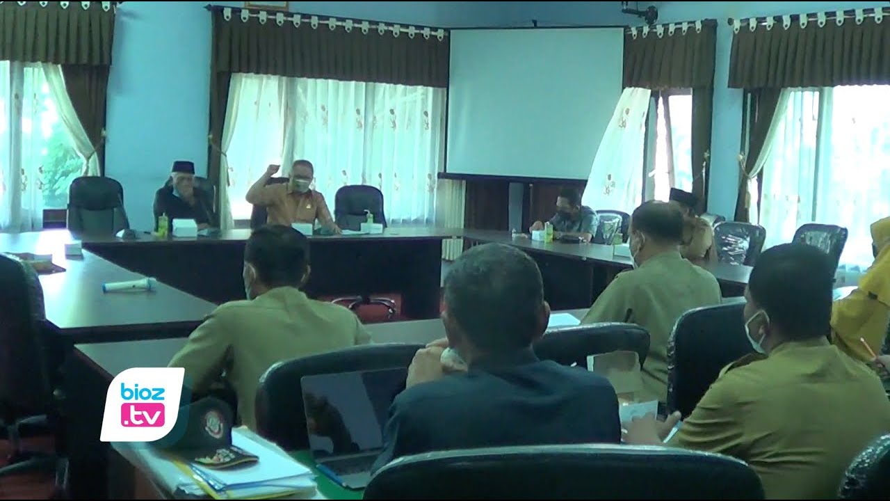 Abaikan SK bupati tentang pembatalan keputusan Kepala Desa (Kades) terkait pengangkatan perangkat desa, Kades Ngulanwetan, Pogalan terancam diberhentikan sementara. Pasalnya, akibat ketidak patuhannya tersebut, kegiatan pemerintah desa tersendat. Bahkan bantuan bagi masyaraat juga tidak bisa terserap.