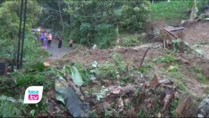 Diguyur hujan lebat, jalan penghubung antar Kecamatan Trenggalek dan Kecamatan Bendungan, tepatnya di Desa Depok Kecamatan Bendungan tertimbun longsor. Material longsor yang menutupi badan jalan ini berasal dari tebing yang berada di pinggir jalan. Tinggi material yang menutupi jalan ini diperkirakan hampir 2 meter.
