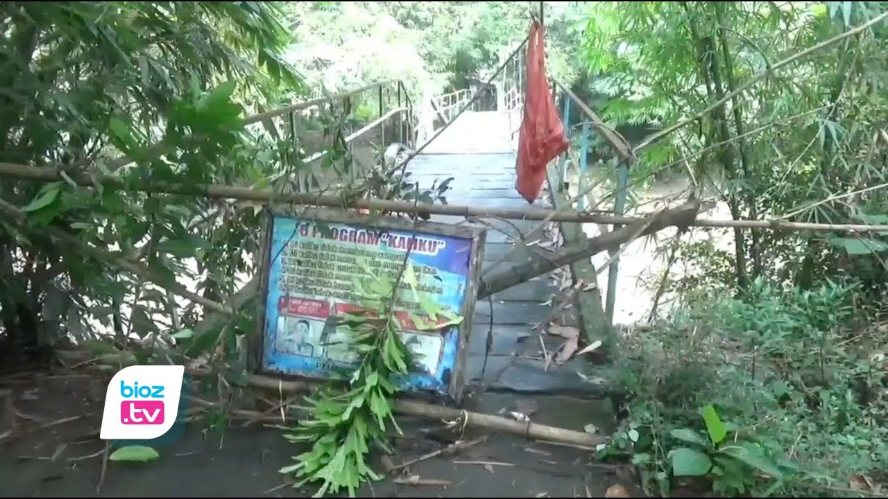 Diterjang banjir setelah hujan selama kurnag lebih 3 jam, Jembatan penghubung antar desa di Kecamatan Trenggalek, Kabupaten Trenggalek, Jawa Timur ambles dan patah. Akibat Kejadian ini akses transportasi yang melintasi kawasan tersebut ditutup, sehingga warga yang akan melintas harus melewati jalur alternatif lain.