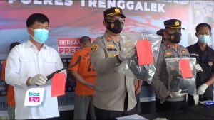 Meringkuk di sel tahanan, tukang becak pelaku pembacokan terhadap rekan seprofesinya di Alun Alun Trenggalek terancam kurungan selama 15 Tahun penjara. Setelah menjalani serangkaian proses penyelidiakn dan Penyidikan di Mapolres Trenggalek, dalam waktu dekat kasus ini akan dilimpahkan ke Kejaksaan.