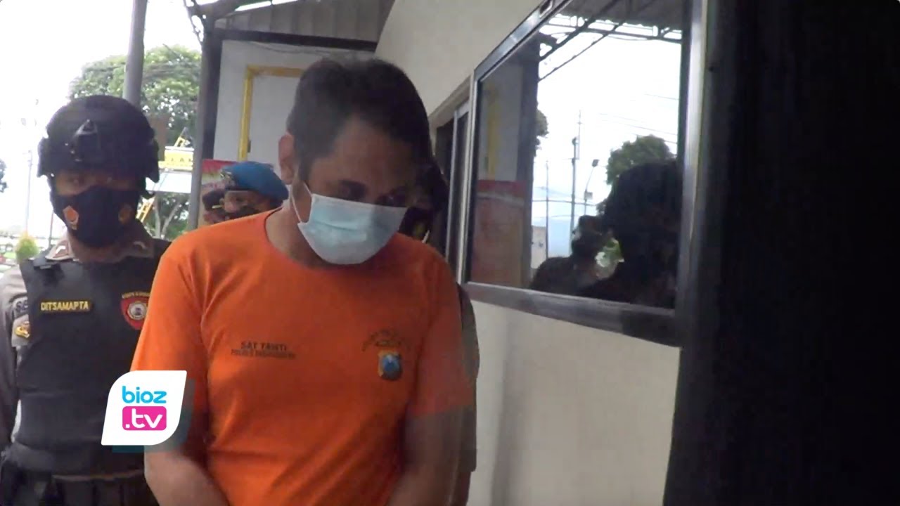 Mengalami kelainan seksual, pria asal Kota Kediri tega pasarkan istrinya untuk melayani hubungan badan bertiga atau threesome di salah satu Hotel yang ada di Trenggalek. Pelaku memasarkan layanan ini melalui media sosial twitter dengan tarif mulai 1,5 Juta Rupiah. Prostitusi online ini sudah ditekuni selama 3 Tahun terakhir.