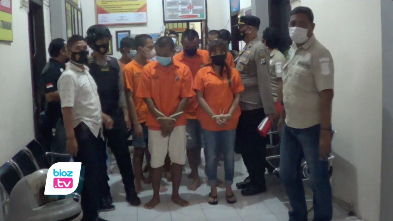 Kompak edarkan dan nikmati Narkoba jenis sabu, Cewek pengelola cafe di Kecamatan Watulimo, Kabupaten Trenggalek beserta karyawan dan pelanggannya akhirnya mendekam di Penjara. Dari hasil penangkapan terhadap para tersangka, petugas juga mengamankan berangbukti 13 Poket sabu dengan berat 2,7 gram.