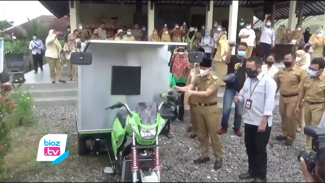 Permudah proses perawatan bantuan mesin pertanian di Kabupaten Trenggalek, Pemprov Jatim serahkan bantuan bengkel keliling alat dan mesin pertanian (alsintan). Nantinya bengkel keliling ini dibisa dimanfaatkan para kelompok tani maupun perseorangan yang membutuhkan jasa sewa maupun layanan servis alsintan.