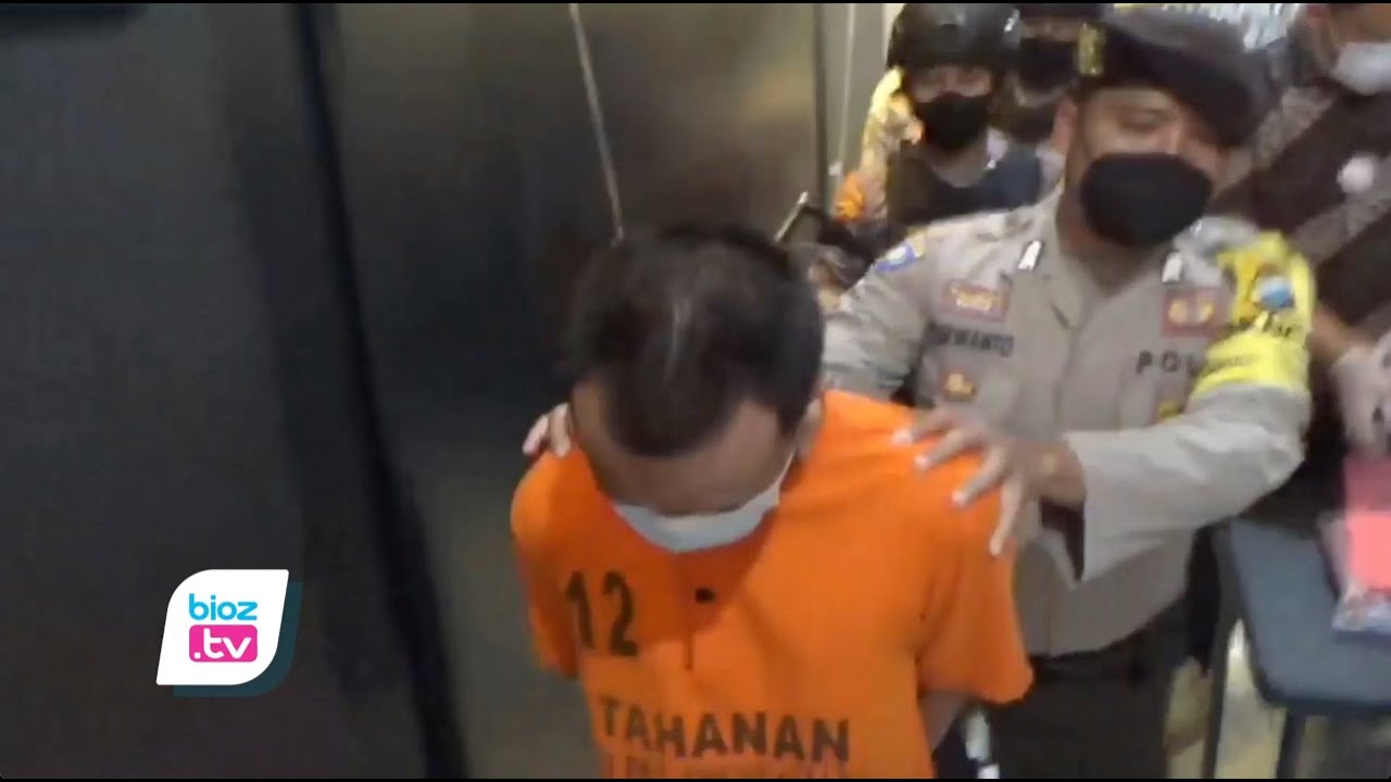 Gara gara hubungan dengan istrinya kurang harmonis, oknum guru asal Kecamatan Pule, Kabupaten Trenggalek, Jawa Timur nekat rayu hingga cabuli puluhan santriwati di salah satu pesantren tempatnya mengajar. Ironisnya, aksi cabul ini sudah dilakukan tersangka selama kurang lebih 3 tahun terakhir.