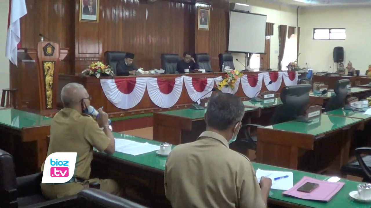 Evaluasi gubernur terkait ranperda perubahan APBD Trenggalek tahun 2021 lambat, pelaksanaan pembangunan nyaris tersendat. Pasalnya, evaluasi gubernur tersebut baru dikirim pada hari terakhir batas waktu penetapan. Sehingga selang beberapa jam evaluasi turun, langsung dikirim kembali ke Gubernur.