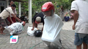 Jatuh Bangun Ikuti lomba Permainan Tradisional, Santri TPQ di Bogoran Trenggalek Justru Happy Sambut Hari Santri Tahun 2021 dan peringati Maulid Nabi Muhammad SAW, santri taman pendidikan alquran (TPQ) bersama warga Desa Bogoran, Kecamatan Kampak, Kabupaten Trenggalek, warnai kegiatan dengan aneka perlombaan. Mulai dari perlombaan berbasis keagamaan, hingga permainan tradisional.