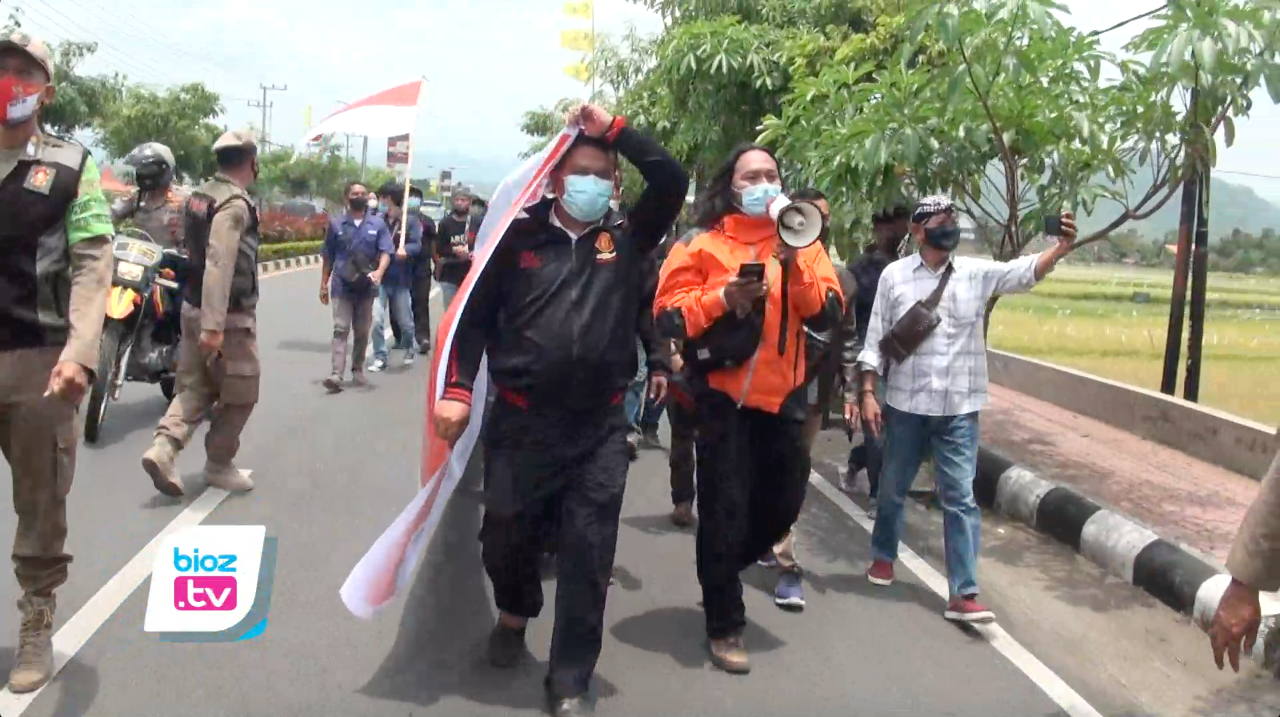 Ngotot Tolak tambang emas di Kabupaten Trenggalek, gabungan aktivis dan ormas tuntut PT.Sumber Mineral Nusantara (SMN) hengkang dari Trenggalek. Pasalnya, selama ini perusahaan tersebut dinilai tidak patuh aturan, abai terhadap kepentingan sosial masyarakat, hingga melanggar kawasan lindung kars.