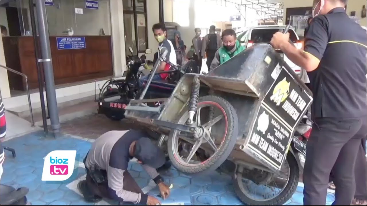 Permudah pelayanan pembayaran pajak kendaraan bermotor bagi penyandang disabilitas, Kantor Sistem Administrasi Manunggal Satu Atap (Samsat ) Trenggalek berikan pelayanan khusus bagi mereka. Selain itu, kantor Samsat juga melengkapi fasilitas lain seperti halnya kursi roda hingga kamar mandi khusus disabilitas.