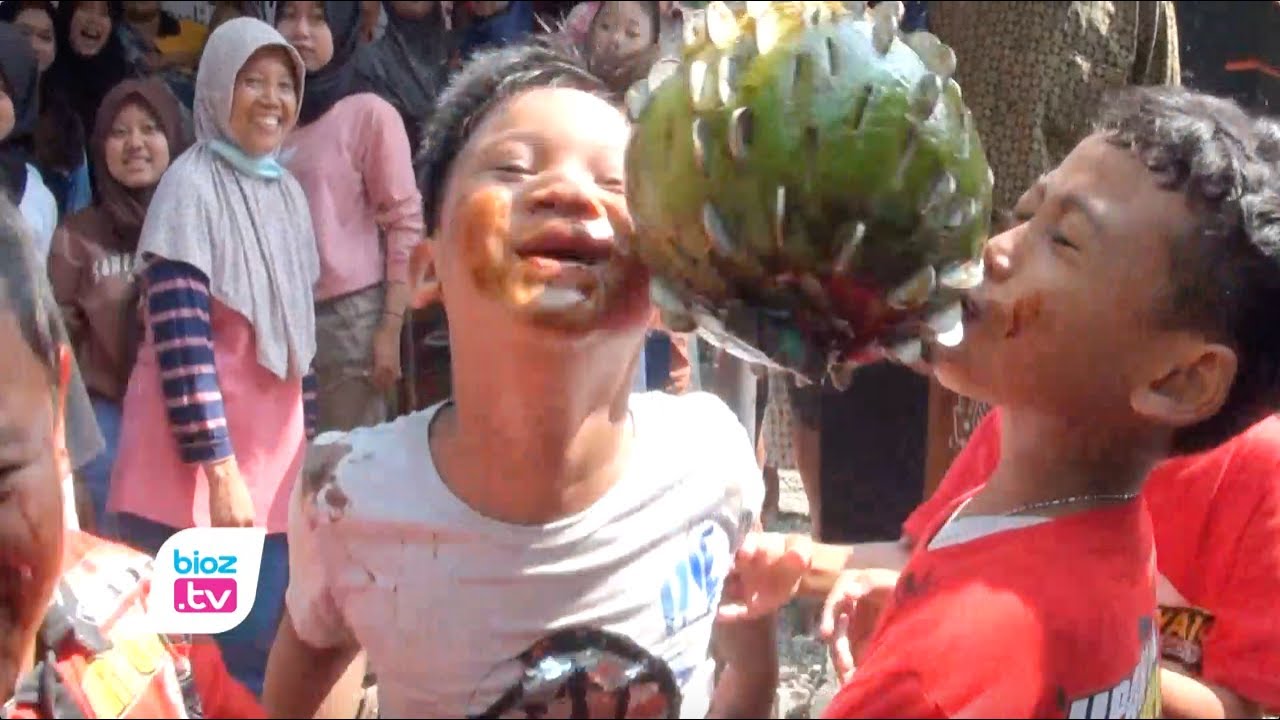 Sambut Hari Santri Tahun 2021 dan peringati Maulid Nabi Muhammad SAW, santri taman pendidikan alquran (TPQ) bersama warga Desa Bogoran, Kecamatan Kampak, Kabupaten Trenggalek, warnai kegiatan dengan aneka perlombaan. Mulai dari perlombaan berbasis keagamaan, hingga permainan tradisional.