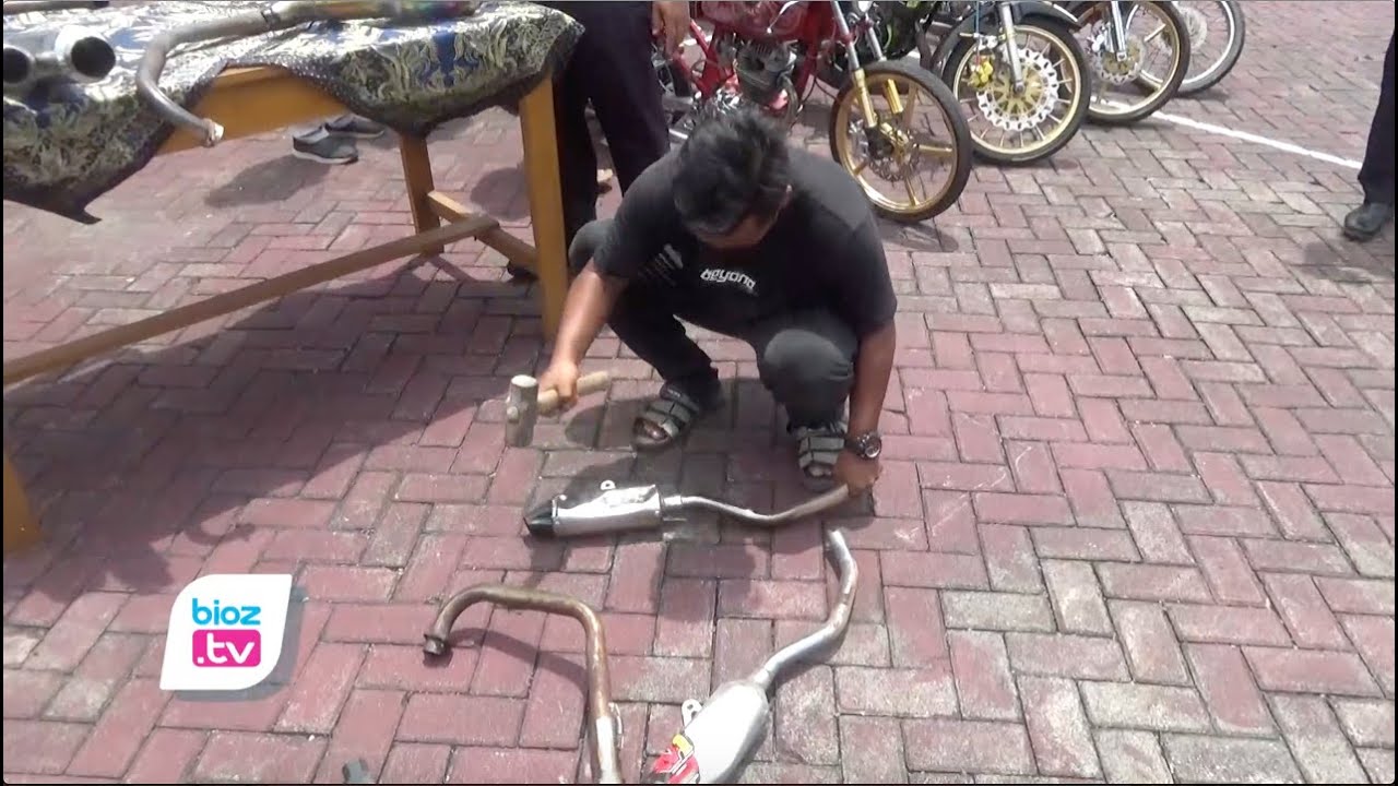 Terancam pidana 1 bulan dan denda minimal 500 ribu rupiah, puluhan pemilik kendaraan roda 2 dengan knalpot brong akhirnya hancurkan sendiri knalpot motornya di Mapolres Trenggalek. Mereka adalah pengendara motor yang terjaring razia knalpot bising (brong) dalam kurun waktu stiga pekan terakhir.