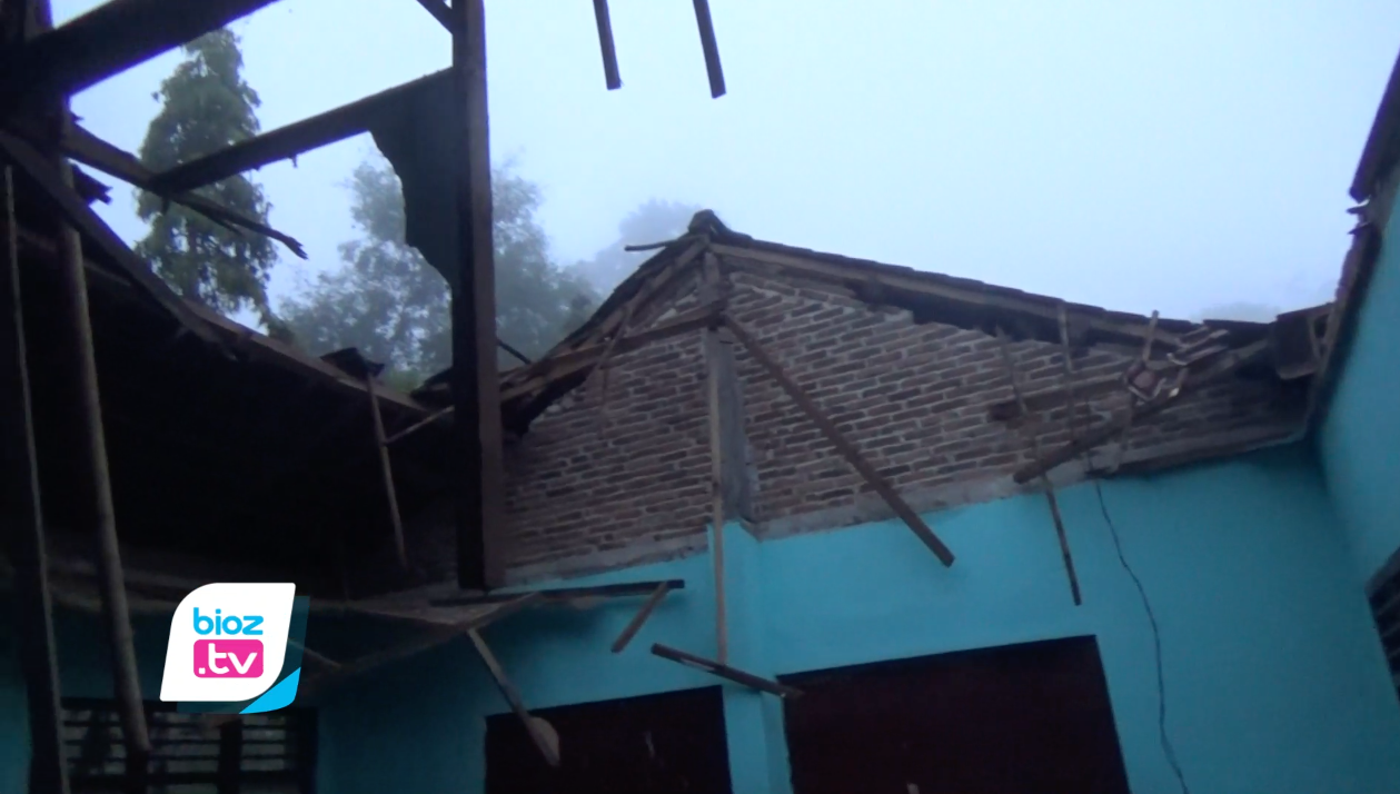 Diguyur hujan lebat selama beberapa hari terakhir saat kondisinya sudah memprihatinkan, bangunan sekolah satu atap (Satap) 2, SD dan SMP di Kecamatan Dongko, Kabupaten Trenggalek, Jawa Timur Ambruk. Beruntung tidak ada korban jiwa pada kejadian ini, namun kerugian ditaksir mencapai puluhan juta rupiah.