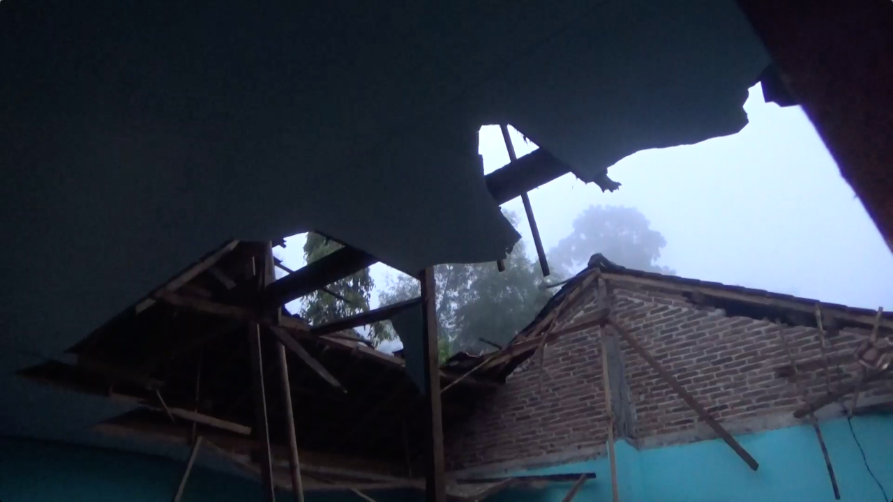 Usulan renovasi tak kunjung teralisasi, bangunan gedung sekolah satu atap SD dan SMP di Kecamatan Dongko, Kabupaten Trenggalek akhirnya berakhir ambruk. Beruntung ambruknya bangunan ini terjadi saat hari libur dan tidak ada aktivitas di Sekolah. Selain itu, sejak satu bulan terakhir ruang kelas ini sudah dikosongkan.