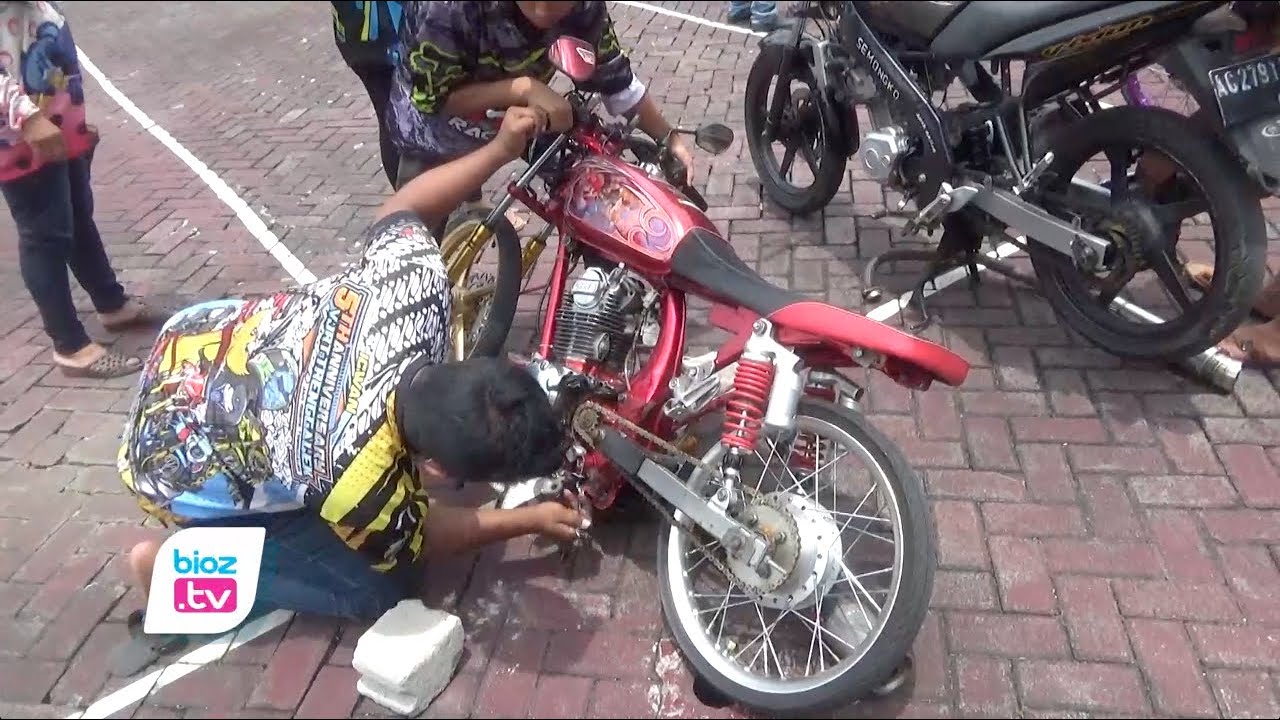 Berulang kali terjaring razia knalpot brong, remaja di Kabupaten Trenggalek ini baru mengaku kapok setelah harus menghancurkan knalpot motornya yang kedua kali. Pasalnya, ia tidak bisa mengambil motornya yang terjaring razia, jika tidak mengganti sesuai standart dan menghancurkan knalpot bisingnya.