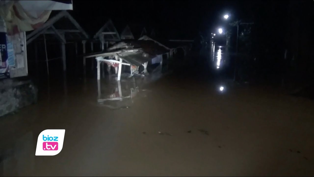 Diguyur hujan deras sejak sore hingga malam hari, 7 Kecamatan di Kabupaten Trenggalek, Jawa Timur diterjang banjir. Akibatnya, sejumlah rumah warga, pasar tradisional, hingga fasilitas umum lainnya ikut terendam. Banjir ini terjadi di Kecamatan Kampak, Gandusari, Pogalan, Durenan, Munjungan, Dongko dan Trenggalek.