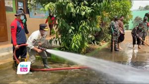 Pasca kejadian bencana banjir genangi sejumlah desa di 7 Kecamatan yang ada di Kabupaten Trenggalek, Jawa Timur pada 17 November kemarin, sejumlah fasilitas publik termasuk sekolah akhirnya disemprot Tim gabungan. Kegiatan ini sebagai upaya pembersihan lumpur akibat banjir yang menggenangi lokasi itu.