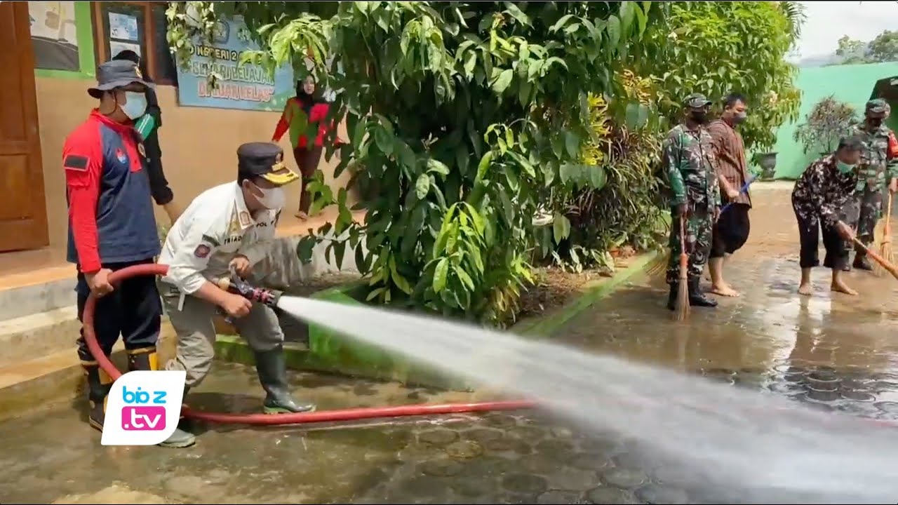 Pasca kejadian bencana banjir genangi sejumlah desa di 7 Kecamatan yang ada di Kabupaten Trenggalek, Jawa Timur pada 17 November kemarin, sejumlah fasilitas publik termasuk sekolah akhirnya disemprot Tim gabungan. Kegiatan ini sebagai upaya pembersihan lumpur akibat banjir yang menggenangi lokasi itu.