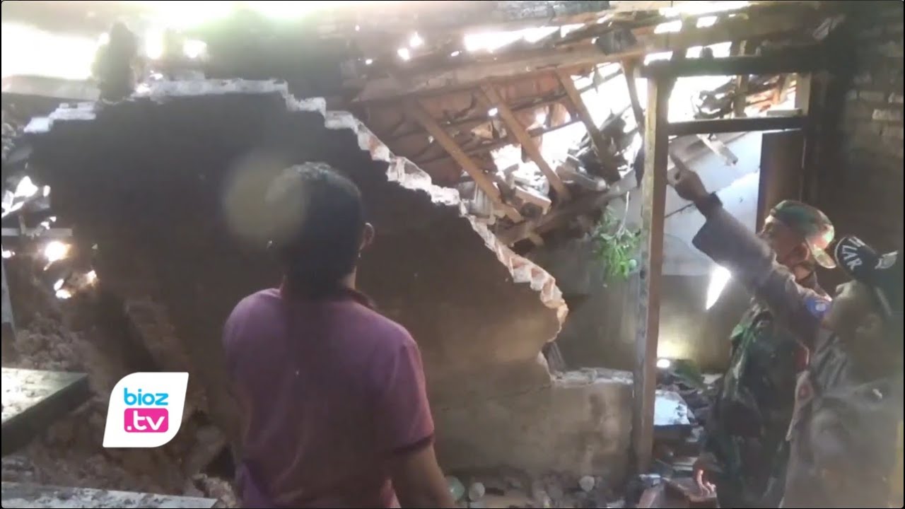 Rumahnya jebol dihantam tebing longsor, Warga Desa Dawuhan, Trenggalek, beberkan detik detik menyelamatkan diri saat hendak mandi. Saat kejadian ia berada di kamar mandi yang ada dibagian belakang rumah. Sesaat setelah ia keluar rumah tiba tiba tembok dapurnya langsung jebol diterjang longsor.