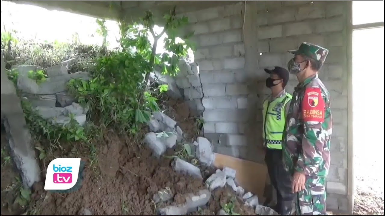 Jebol dihantam tebing longsor, rumah warga Desa Timahan, Kecamatan Kampak, Kabupaten Trenggalek, Jawa Timur, hanya menyisakan ruang tamu. Sementara itu bangunan utama, kamar tidur, hingga dapur hancur. Beruntung tidak ada korban jiwa pada kejadian ini, namun kerugian ditaksir mencapai puluhan juta rupiah.