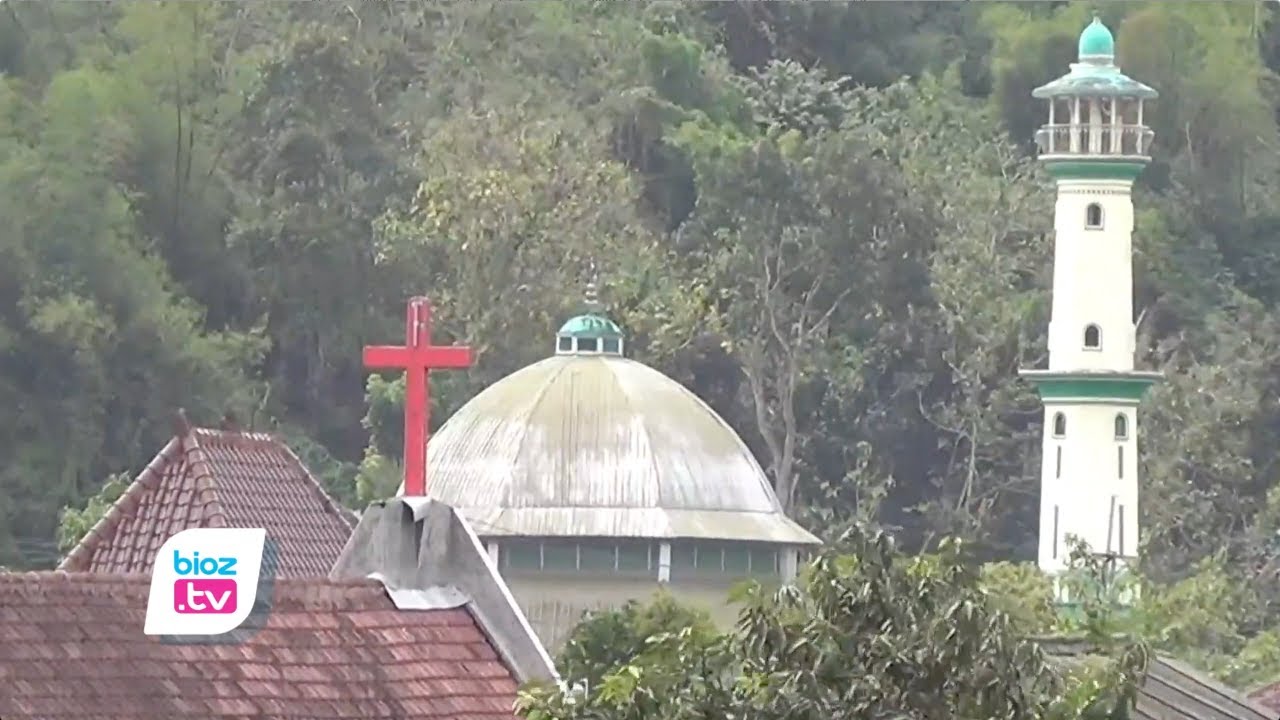 Hingga akhir Tahun 2021, data penduduk pemeluk agama di Kabupaten Trenggalek, Jawa Timur, masih didominasi pemeluk agama Islam. Meski demikian beberapa agama lain seperti Kristen, Katolik, Hindu, Budha, dan Konghucu juga ada pemeluknya. Selian itu, penganut kepercayaan juga sudah ada yang menganutnya.