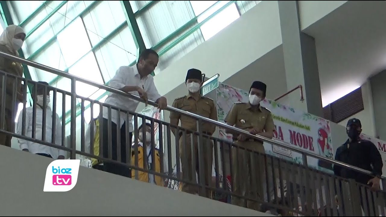 Kunjungi pasar tradisional terbesar di Kabupaten Trenggalek, Presiden Jokowi mendapat sambutan hangat dari ratusan warga dan oengunjung pasar. Dalam kesempatan ini, Presiden juga tandatangani prasasti bangunan baru Pasar Pon Trenggalek. Presiden juga sempatkan tinjau los dan kios pasar hingga lantai 2.