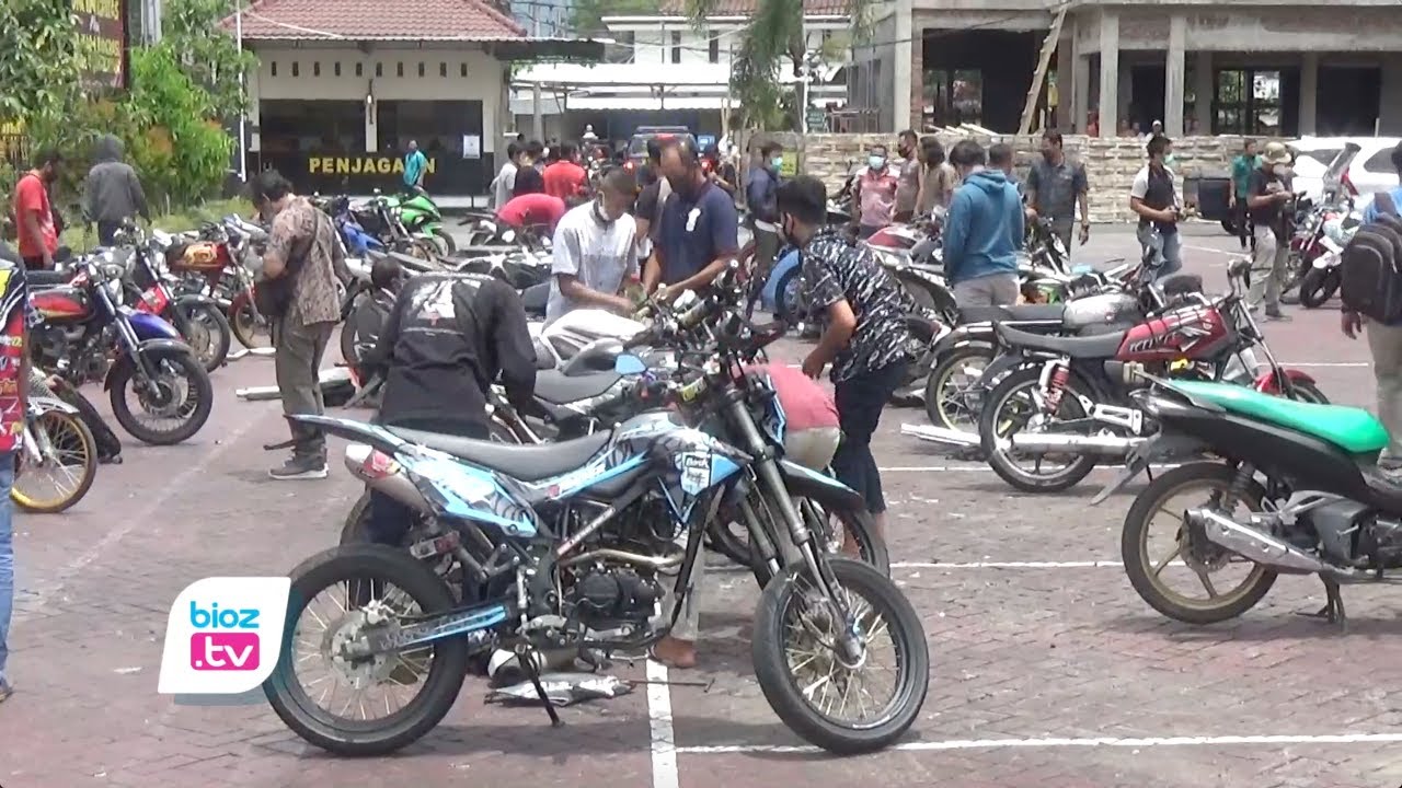 Razia knalpot brong, atau knalpot bising yang berpotensi mengganggu kenyamanan masyarakat di Kabupaten Trenggalek, petugas temukan masih banyak anak dibawah umur yang menjadi pelanggar. Selain itu, mereka juga banyak yang tidak melengkapi kendaraannya dengan Surat Tanda Nomor Kendaran (STNK).