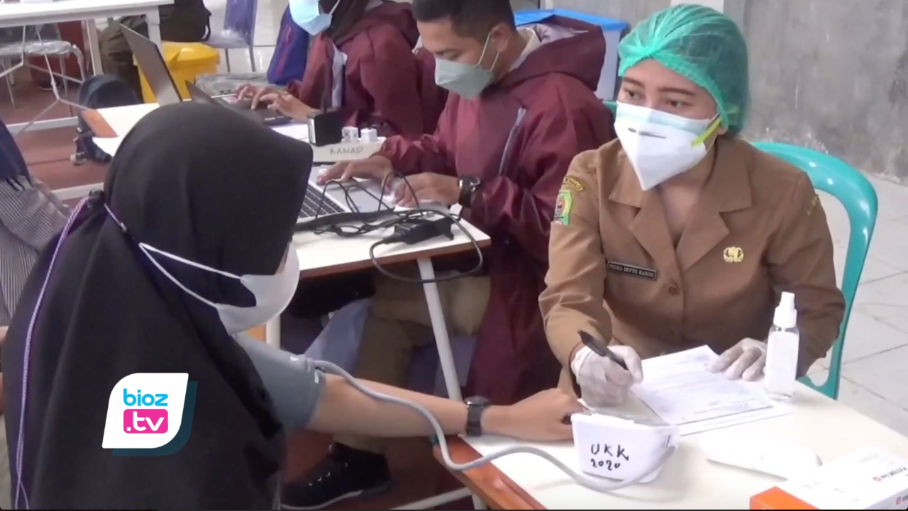 Kejar target vaksinasi 70% sebelum awal tahun 2022, Pemkab Trenggalek bersama pihak terkait genjot pelaksanaan vaksinasi hingga door to door secra masif. Untuk bisa mencapai target 70% sebelum pergantian Tahun, Bupati targetkan dalam setiap harinya ditingkat RT minimal ada 5 orang yang di suntik vaksin.